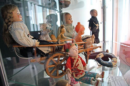 Выставка антикварных кукол «Волшебный мир старинных кукол» в Белгородском художественном музее