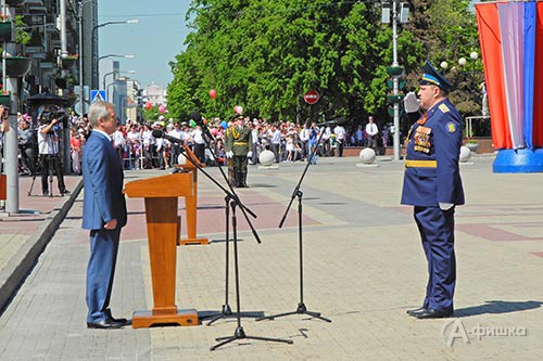 Губернатор Евгений Савченко принимает рапорт полковника Зацепина