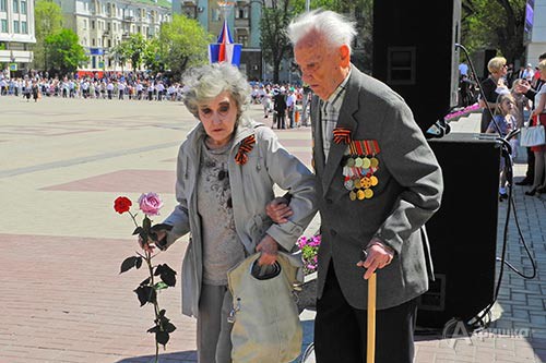 Ветераны идут возложить цветы к Вечному Огню
