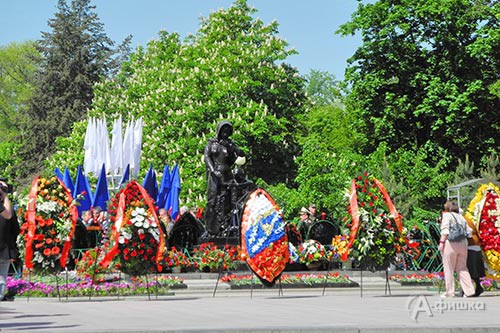 Венки и цветы к памятнику «Скорбящей матери»