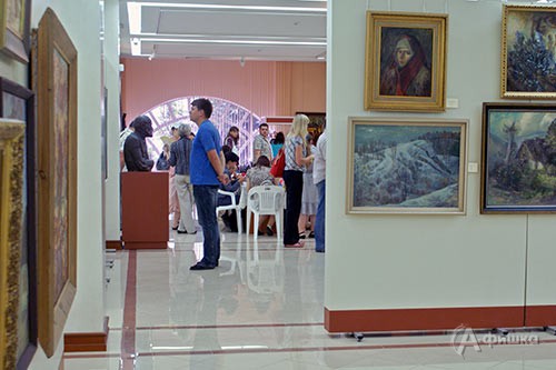 Все мастер-классы проходят на фоне постоянной экспозиции Художественного музея