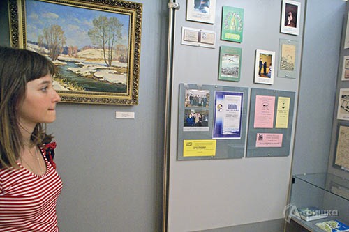 Самый юный «сотрудник» Литературного музея показывает экспонаты