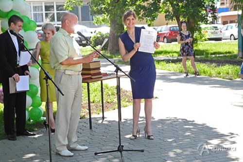 Сергей Иванович Курганский вручает Почётные грамоты библиотекарям и их партнёрам