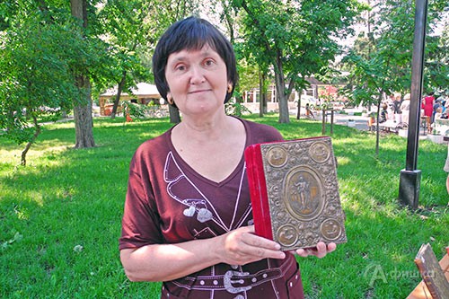 Главный библиотекарь отдела хранения основного фонда БГУНБ Татьяна Михайловна Догадина