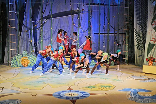 Сцена из мюзикла «Питер Пэн» в постановке Белгородского детского музыкального театра