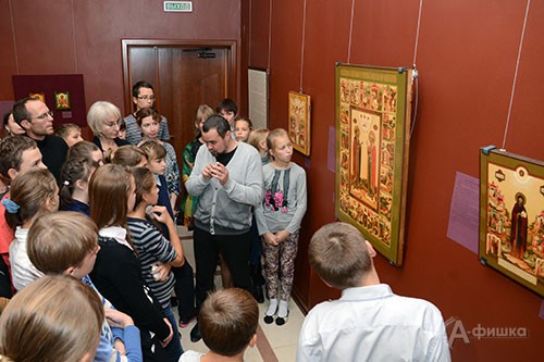Сергей Ратников проводит экскурсию для первых зрителей выставки