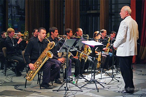 На фестивальной сцене «Джаз-магнита» — эстрадно-джазовый оркестр «Биляр-бэнд» 
