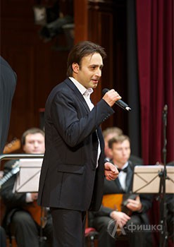 Владислав Косарев на сцене филармонии в Белгороде