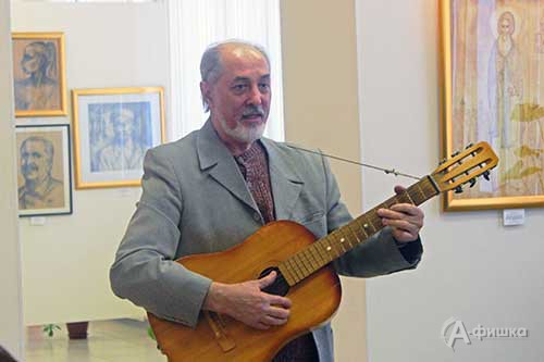 Владимир Пронькин исполнил для виновника торжества песни под аккомпанемент гитары