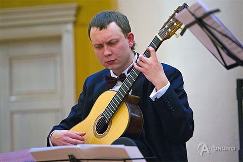 Лауреат международных конкурсов Юрий Алешников (гитара, Москва)
