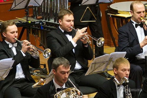 На фото в центре: Андрей Андрейкин (труба)