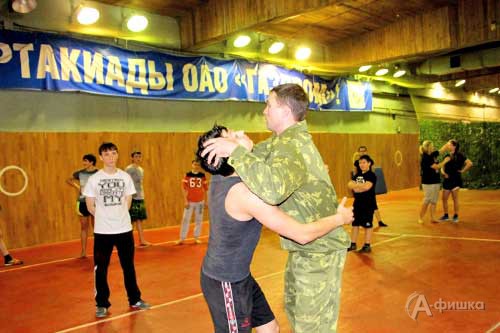 Сергей Зенов проводит тренинг по самообороне