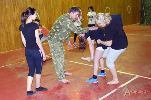 Тренинг по самообороне проводит президент Федерации армейского рукопашного боя Белгородской области Сергей Зенов 
