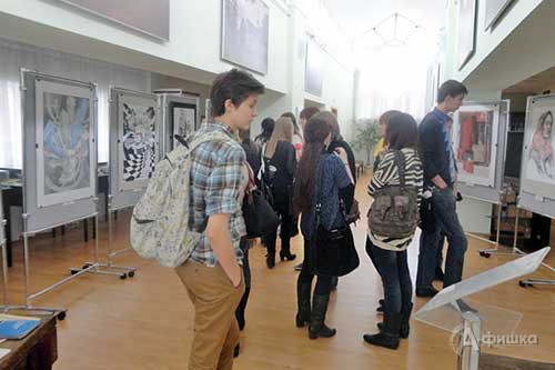 Первые посетители выставки «Мастера и студенты» в Пушкинской библиотеке-музее