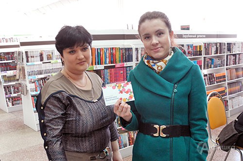 Победитель совместного конкурса «Читай-города» и Афишки получила сертификат из рук директора белгородского книжного магазина