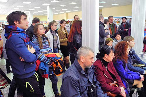 Участники творческой встречи с московским писателем, автором энциклопедии «Путеводитель по буддизму» Еленой Леонтьевой