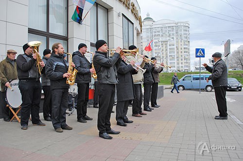 Торжество открытия выставки «Палитра Крыма» началось звуками оркестра 