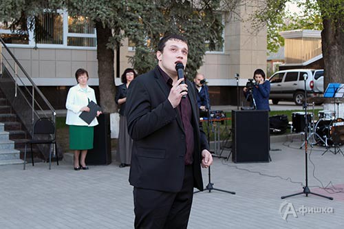 Концерт перед зданием Белгородской универсальной научной библиотеки в честь «Библионочи - 2014»