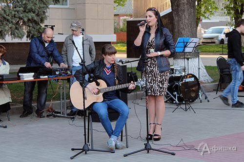 Концерт перед зданием Белгородской универсальной научной библиотеки в честь «Библионочи - 2014»