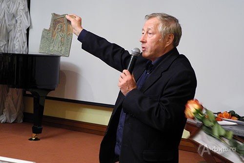 Виктор Иванович Иванчихин делает дар музею — доску с которой печаталась иллюстрация Станислава Косенкова