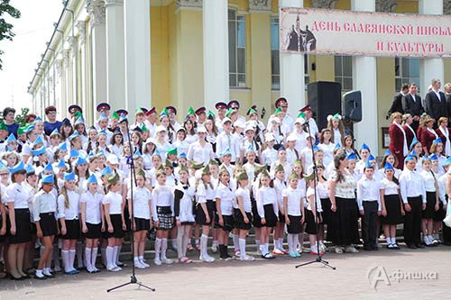 В числе участников сводного хора — учащиеся школ Белгородчины