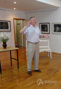 Виктор Иванчихин рассказывает об истории происхождения выставочных экспонатов