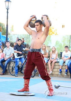 Силовой жонглёр Ибрагим Алиев 