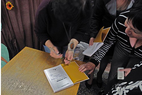 Автограф на память о встрече с московской гостьей, писателем Мариной Аромштам