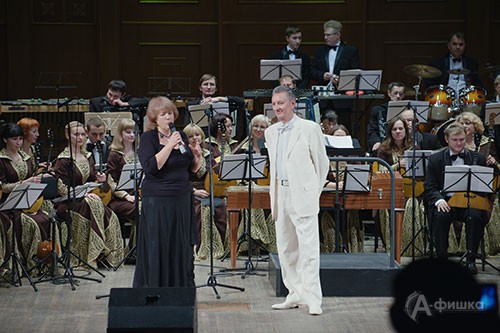 Ведущая юбилейного концерта Людмила Сидорова и юбиляр Владимир Бойко