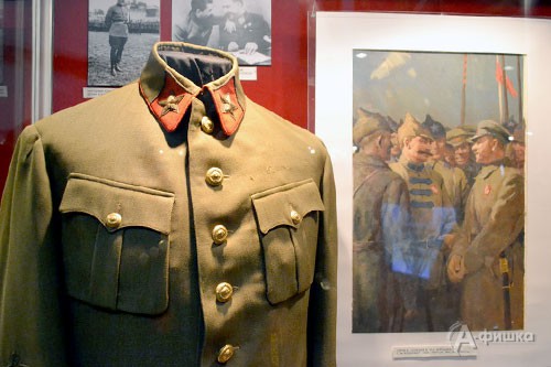 Фрагмент экспозиции выставки «Наградное и подарочное оружие» в Белгородском музее-диораме