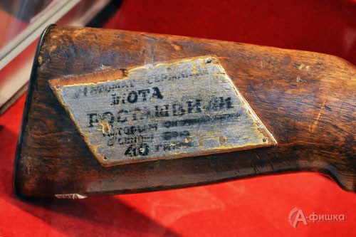 Фрагмент экспозиции выставки «Наградное и подарочное оружие» в Белгородском музее-диораме
