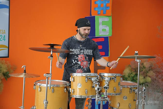 Профессиональный барабанщик, руководитель шоу DRUMANIA Олег Иванов взбодрил зрителей ударными ритмами,