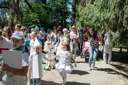 Костюмированный парад участников конкурса на лучший образ Меловичка