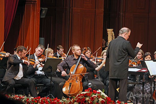 Солист оркестра Мариинского театра Дмитрий Ганенко выступает на сцене Белгородской филармонии в рамках XIV Московского Пасхального фестиваля Валерия Гергиева