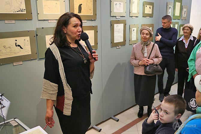 Первую экскурсию по выставке «Такая разная Надя Рушева» проводит Наталия Владимировна Усенко