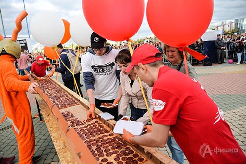 Пиццу длиной 5 метров изготовили в Белгороде на фестивале уличной еды