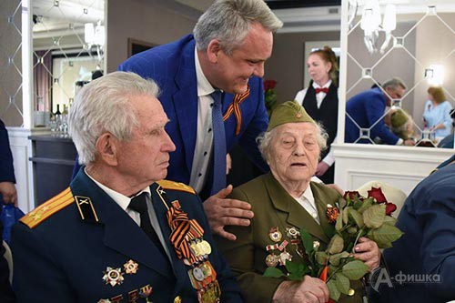 Мэр Белгорода Константин Полежаев поздравляет ветеранов с наступающим Днём Победы
