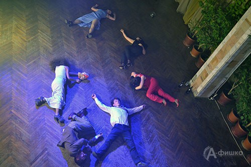 Сцена из премьерного спектакля «Пьяные» белгородского театра «Новая сцена — 2»