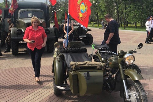 Выставка ретро-автомобилей в Парке Победы Белгорода в День Победы