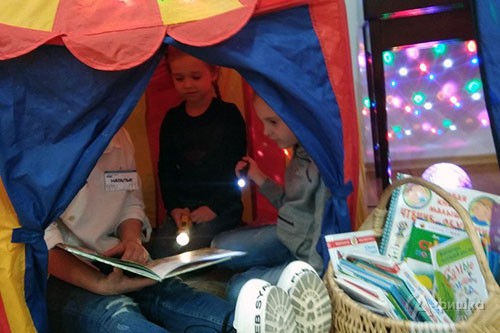 Чтение с фонариком в палатке — магический способ чтения!