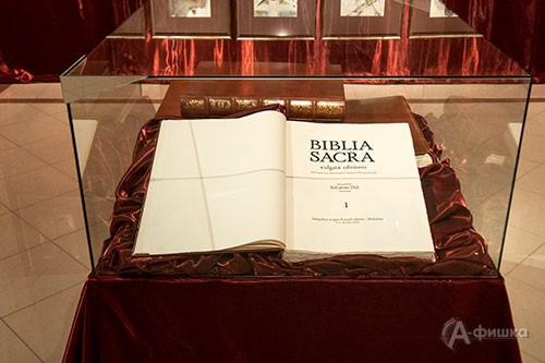 Biblia Sacra, так называлось издание Джузеппе Альбаретто, — это пять томов, напечатанных на бумаге ручной работы, с водяным знаком Дали на каждой странице