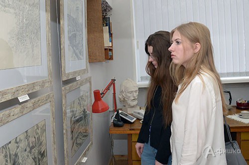 Первые посетители выставки «Шестое время года» в музее-мастерской С. С. Косенкова