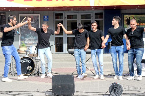 Одним из самых зажигательных моментов фестивального концерта стало выступление танцевальной группы сирийских студентов «Пальмира»