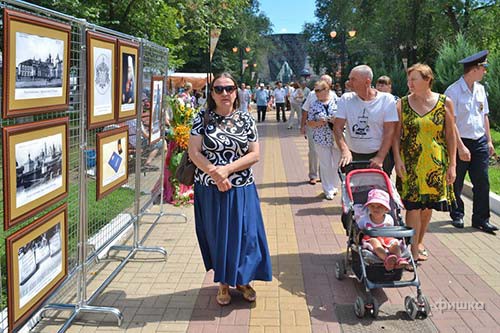 Ар-фестиваль «Старый город» на Народном бульваре в Белгороде в День города
