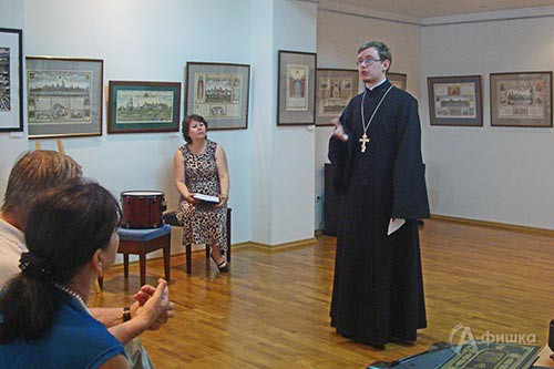 Священник Александр Фокин поздравляет присутствующих с главным праздником дня