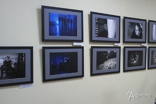 В Белгородской галерее фотоискусства открылась выставка, посвящённая независимому молодёжному театру «Новая сцена – 2»