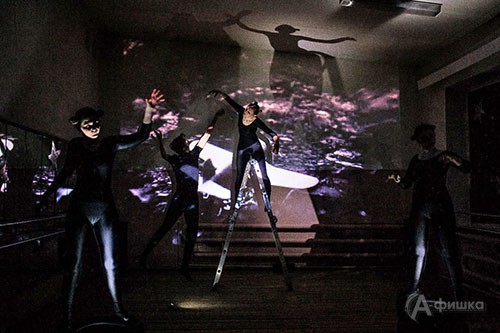 Сцена из спектакля «UFO» по пьесе Ивана Вырыпаева в Белгородском независимом молодёжном театре «Новая сцена - 2»