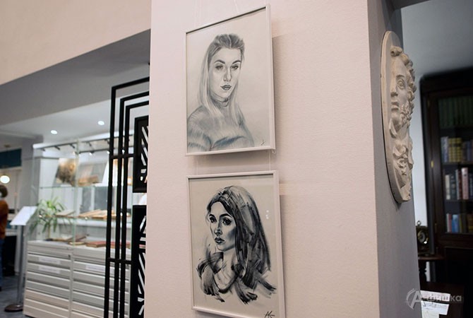 Фрагмент выставки «Очарвание» Алёны Кашириной, представленной на вечере «Моя Мадонна»