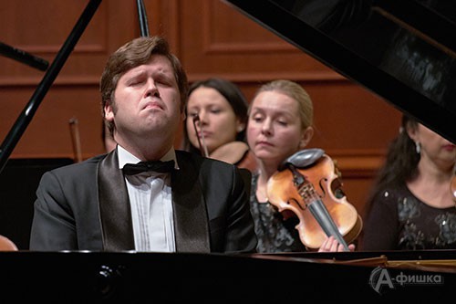 В звуке фортепиано хорошо знакомого белгородской публике Андрея Ярошинского, в его прикосновениях к инструменту было что-то особенное, трогательное и чистое