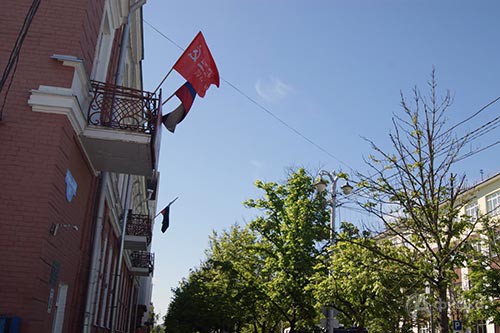 Знамя Победы на фасаде здания управления культуры Белгородской области